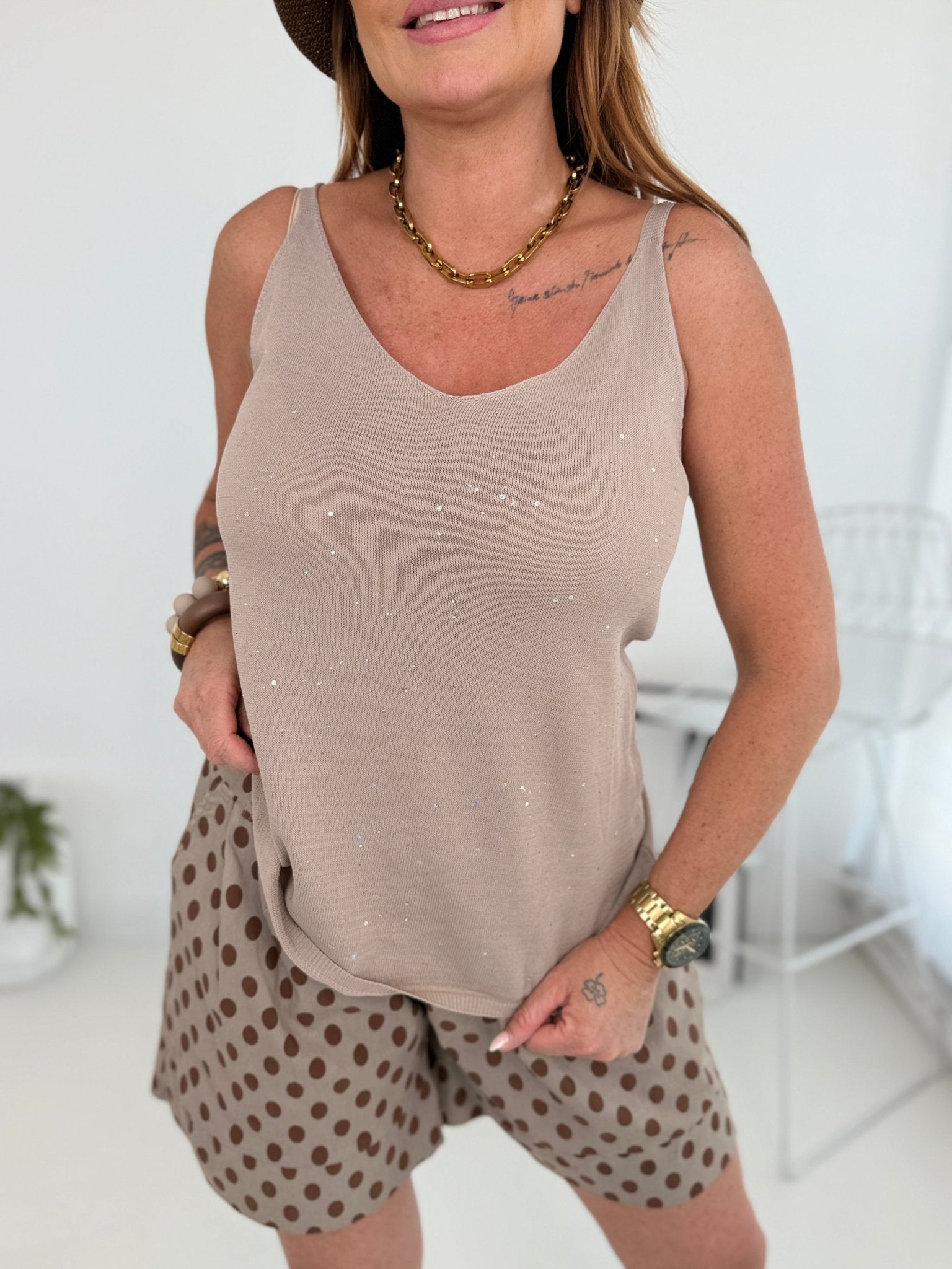 Feintstricktop in Taupe vorne mit Pailetten glänzend.